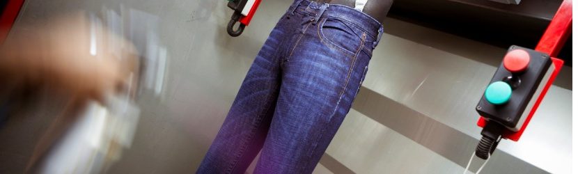 Denim finishing with potassium permanganate